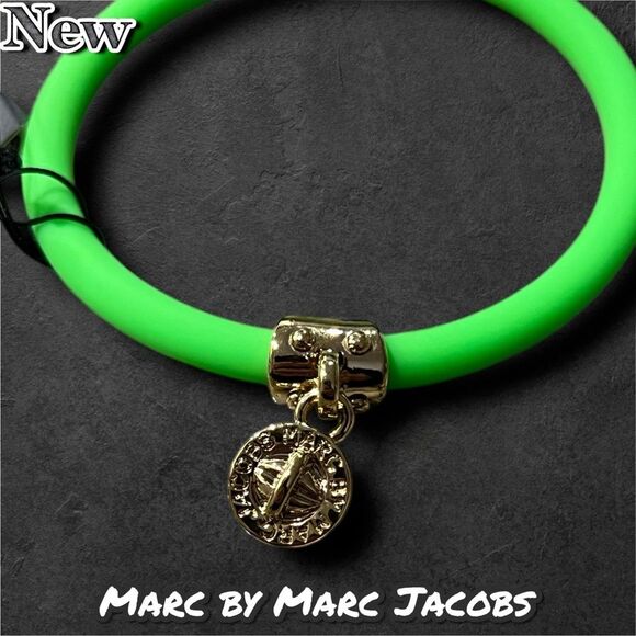 New NWT Marc by Marc Jacobs Toucan Green Rubber Bracelet with Gold Logo Charm - Picture 2 of 5